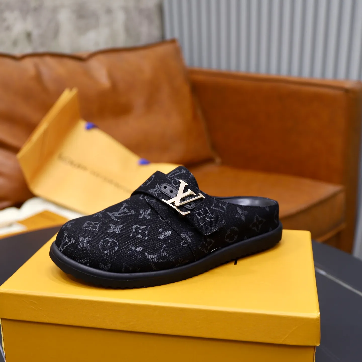 Ex-factory price: 520💰🙅‍♂️🙅‍♂️🙅‍♂️Birkenstock Brand: LV Louis Vuitton Standard code: 38-45 (cowhide lining) Grade: Same as the official website Material: Original presbyopic fabric design Original rubber wear-resistant molded outsole Style category: Men's fashion sandals Distinguished luxury brand elements Top luxury Color: Actual picture color
